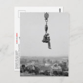 Fotograaf met camera geschorst van haak briefkaart (Voorkant / Achterkant)