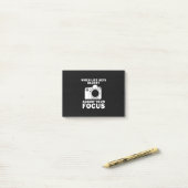 Fotograaf past uw focus aan post-it® notes (Op bureau)