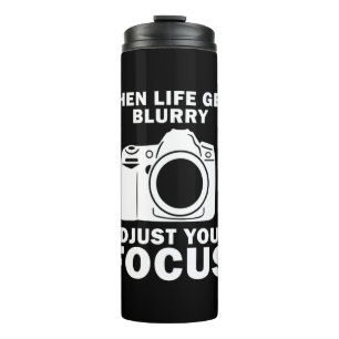 Fotograaf past uw focus aan thermosbeker