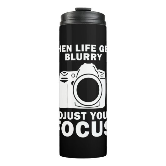 Fotograaf past uw focus aan thermosbeker (Voorkant)