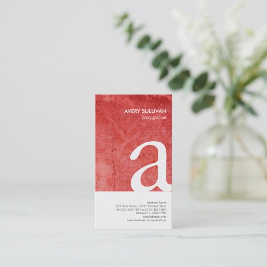 Fotograaf Red Grunge Monogram Visitekaartje (Staand voorkant)