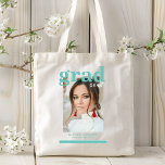 Fotogradatiepartij Elegant modern script Tote Bag<br><div class="desc">Photo Graduation Party Elegant Modern Script Canvas tas beschikt over uw favoriete foto met de eenvoudige turquoise tekst "Afstudeerder (jaar)" en jouw naam en gepersonaliseerde afstuderen details op de voorkant. Perfect voor het afstudeerder als een afstuderen cadeau of afstudeerfeest decor. Creëer door ©2023 Evco Studio www.zazzle.com/store/evcostudio</div>
