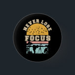 fotografe camera verliest nooit focusfoto ronde button 3,2 cm<br><div class="desc">Dit Fotograaf T-shirt is perfect voor iedereen die houdt van de kunst van fotografie. amateur- en professionele fotografen. Of u nu foto's maakt of gewoon rondhangt, dit shirt is een geweldige manier om uw passie voor fotografie te shows. paparazzo, fotojournalist, shutterbug, freelance assistent-fotograaf, pasgeboren of bruiloft officiële fotograaf, cameraman, fotonerd,...</div>