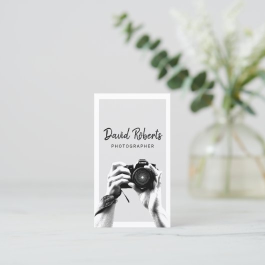 Fotografe Holding Camera Elegant Photography Bu Visitekaartje (Staand voorkant)