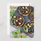 Fotografie blauwbes chocoladetartlets briefkaart (Voorkant / Achterkant)