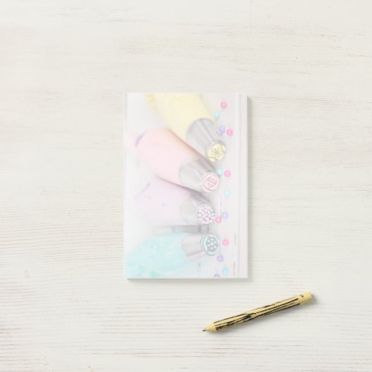 Fotografie met gekleurde afsluiter post-it® notes (Op bureau)