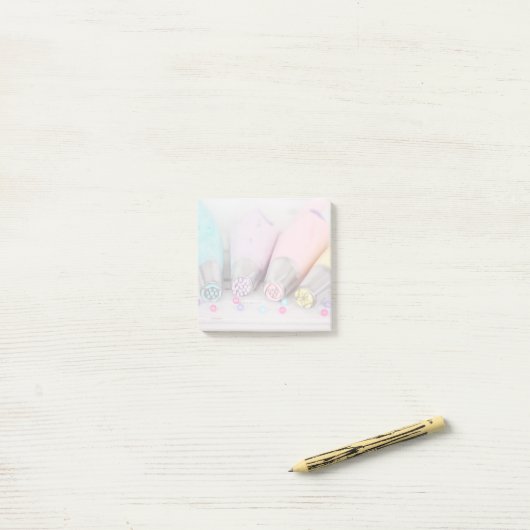 Fotografie met gekleurde afsluiter post-it® notes (Op bureau)