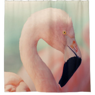 Fotografie met geringe focus van roze flamingo douchegordijn