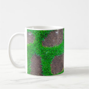 Fotografie met hoge hoek van het grasveld koffiemok