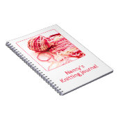 Fotografie - Roze hand-nitting - Garens en naalden Notitieboek (Rechterzijde)