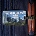 Fotografie van de skyline van Austin Texas Bagagelabel<br><div class="desc">Dit moderne Austin Texas bagagelabel heeft een prachtige blauwe lucht en wolken boven de skyline van de stad. Alle nieuwe gebouwen tegen de groene bomen die de schoonheid van het stadscentrum en de natuur van de plaats belichamen. Geweldig reissouvenir cadeau voor een bezoeker of een lokale Austinite die graag Butler...</div>