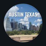 Fotografie van de skyline van Austin Texas Magneet<br><div class="desc">Deze moderne Austin Texas-magneet heeft een prachtige blauwe lucht en wolken boven de skyline van de stad. Alle nieuwe gebouwen tegen de groene bomen die de schoonheid van het stadscentrum en de natuur van de plaats belichamen. Geweldig reissouvenir cadeau voor een bezoeker of een lokale Austinite die graag Butler Park,...</div>