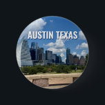 Fotografie van de skyline van Austin Texas Ronde Button 5,7 Cm<br><div class="desc">Deze moderne Austin Texas-knop heeft een prachtige blauwe lucht en wolken boven de skyline van de stad. Alle nieuwe gebouwen tegen de groene bomen die de schoonheid van het stadscentrum en de natuur van de plaats belichamen. Geweldig reissouvenir cadeau voor een bezoeker of een lokale Austinite die graag Butler Park,...</div>