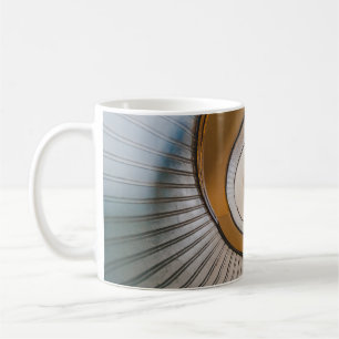 Fotografie van de spiraalladder met lage hoek koffiemok