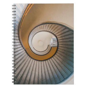 Fotografie van de spiraalladder met lage hoek notitieboek