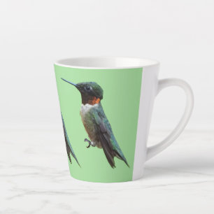 Fotografie van een roodkeelkolibrie latte mok