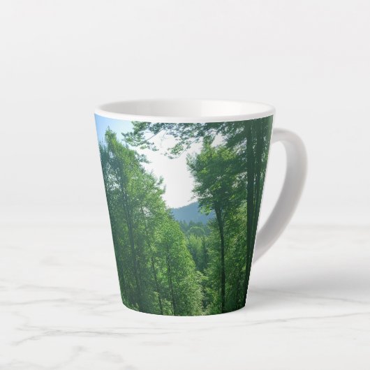 Fotografie van het groene boslandschap latte mok (Rechterhoek)