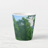 Fotografie van het groene boslandschap latte mok (Voorkant)