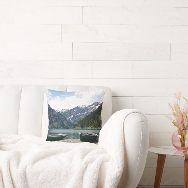 Fotografie van het Tranquil Alpine Lake en Boats Kussen (Bank)