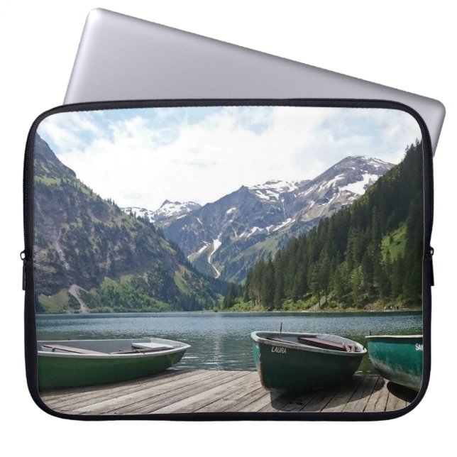 Fotografie van het Tranquil Alpine Lake en Boats Laptop Sleeve (Voorkant)