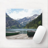 Fotografie van het Tranquil Alpine Lake en Boats Muismat (Met muis)