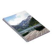 Fotografie van het Tranquil Alpine Lake en Boats Notitieboek (Rechterzijde)