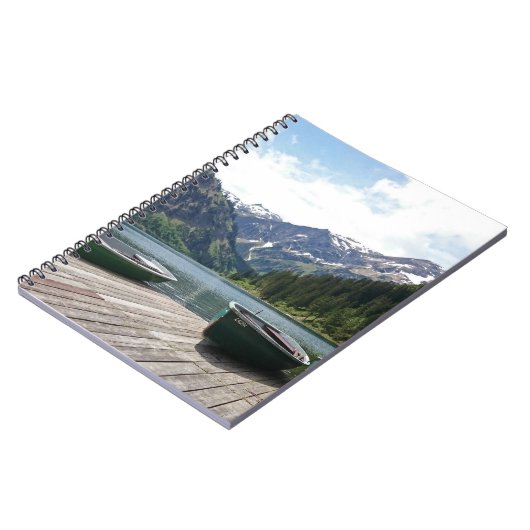 Fotografie van het Tranquil Alpine Lake en Boats Notitieboek (Linkerzijde)