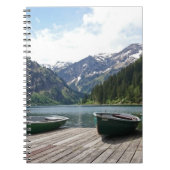 Fotografie van het Tranquil Alpine Lake en Boats Notitieboek (Voorkant)