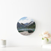 Fotografie van het Tranquil Alpine Lake en Boats Ronde Klok (Huis)