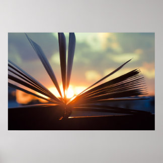 Fotografie van open boek en zonnebank poster