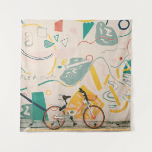 FOTOGRAFIE VAN ORANJE EN WITTE BICYCLE WANDKLEED