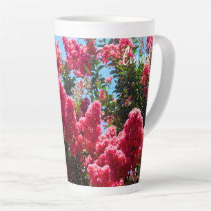 Fotografie van roze koolzaad latte mok