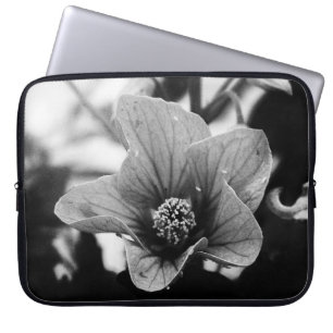 Fotografie van zwarte en witte Floral Laptop Sleeve