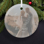 Fotokoppel newlyweds naam monogram elegant glas ornament<br><div class="desc">Eigen wit monogram initiaal en naam met een familie ingesteld jaars elegant kermisch boerderijachtig ornament met fotobedekking.       Een modern keepascadeau voor nieuwigheden.</div>