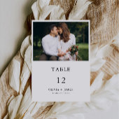 Fotomodel voor huwelijkskaartjes aan tafel kaart