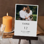 Fotomodel voor huwelijkskaartjes aan tafel kaart