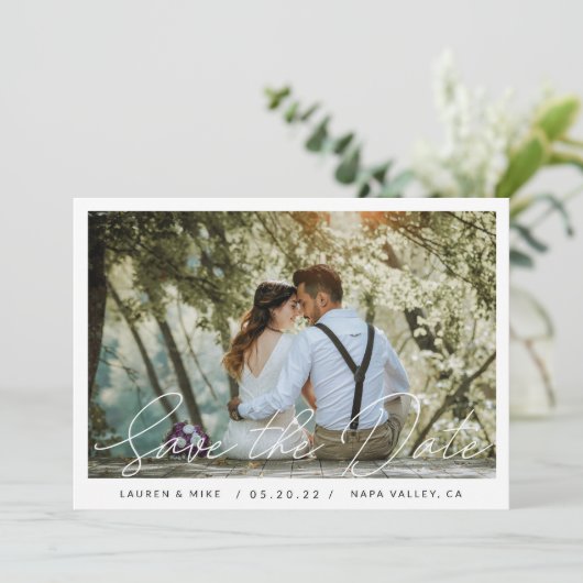 Fotomotfoto van snelle handscripten save the date (Staand voorkant)