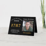 Fotonaam: Black Gold Birthday Kaart<br><div class="desc">Voor hen die hun verjaardagsfeest vieren,  hebben we het ideale verjaardagswenskaart. Het ontwerp is eenvoudig en toch elegant. Pas gemakkelijk de foto plus tekst aan gebruikend de verstrekte sjabloon. Een deel van het het plaatsen normenwaaier van kaarten,  partijleveringen en giften.</div>