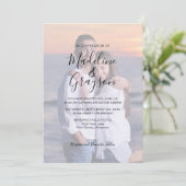Fotooverlay Script Typografie Weddenschap Uitnodig Kaart (Staand voorkant)