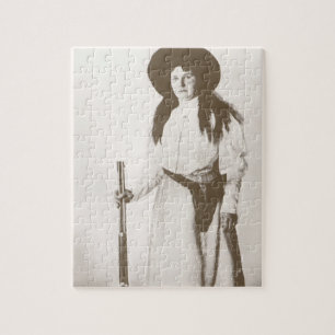 Fotoportret van een cowgirl met een geweer, c1910 legpuzzel