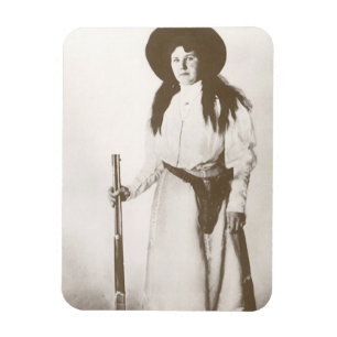 Fotoportret van een cowgirl met een geweer, c1910 magneet