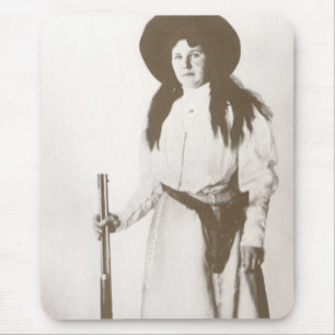 Fotoportret van een cowgirl met een geweer, c1910 muismat