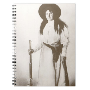 Fotoportret van een cowgirl met een geweer, c1910 notitieboek