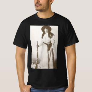 Fotoportret van een cowgirl met een geweer, c1910 t-shirt