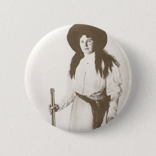 Fotoportret van een cowgirl met een geweer, circa  ronde button 5,7 cm