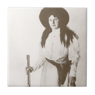 Fotoportret van een cowgirl met een geweer, circa  tegeltje