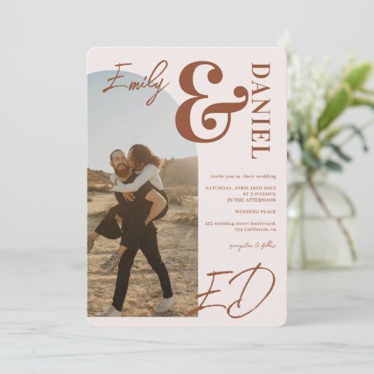 Foto's bold names script arch terracotta bruiloft kaart (Staand voorkant)