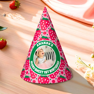 Fotos van de eerste verjaardagsviering van aardbei feesthoedjes