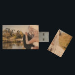 Foto's van de heer MR & MRS. Persoonlijke stokjes Houten USB Stick<br><div class="desc">Aangepaste, gepersonaliseerde trouwkluis of partijvoordeel/bedankt om je trouwfoto's bij te houden en te delen. Pas het aan met een favoriete foto aan de voorzijde naast een stijlvolle, chic MR & MRS-typografie in zwart-wit met jouw naam- en trouwdatum. Voeg een andere foto aan de rug toe. PHOTO TIP: Voor snelste/beste resultaten,...</div>