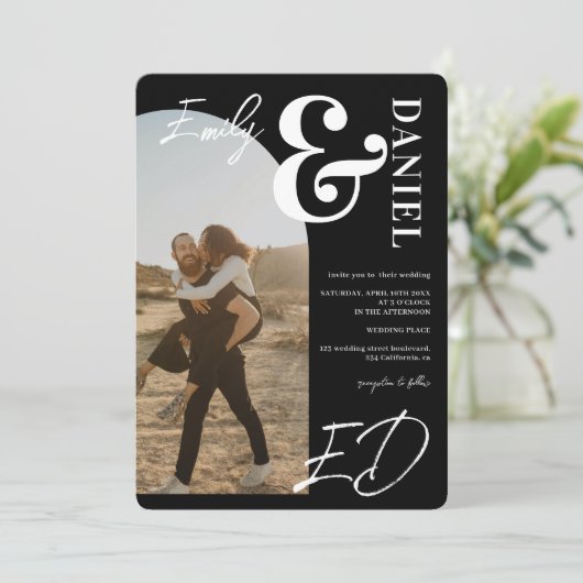 Foto's vet namen script boog zwart bruiloft kaart (Staand voorkant)